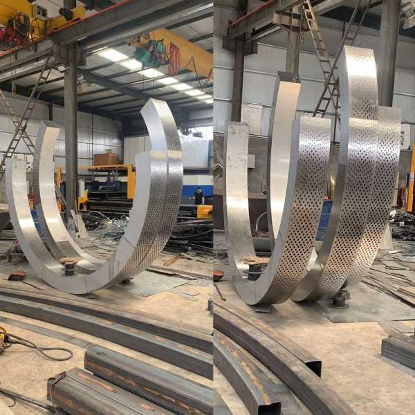 不銹鋼雕塑是因?yàn)槟男﹥?yōu)點(diǎn)被應(yīng)用的呢？