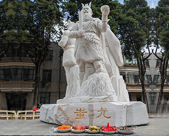 云南石雕黃帝、炎帝、蚩尤雕塑安裝效果展示